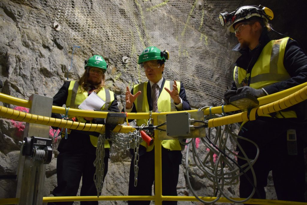 使用済み燃料を入れたキャニスターを埋め込む縦坑を見学